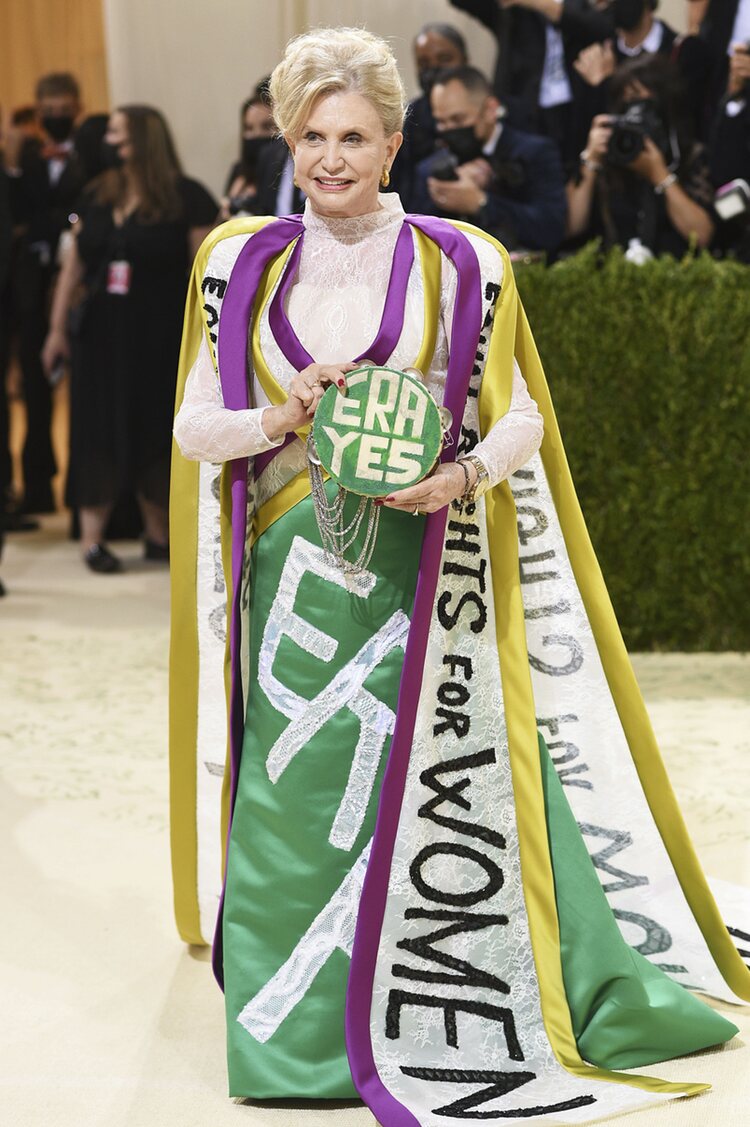 Carolyn Bosher Maloney reivindica los derechos de las mujeres en la MET Gala 2021