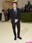 Brooklyn Beckham de Valentino en la MET Gala 2021