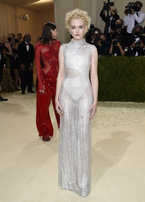 Julia Garner de Stella McCartney en la MET Gala 2021