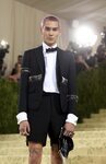 Evan Mock de Thom Browne en la MET Gala 2021