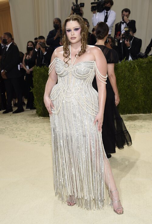 Barbie Ferreira de Jonathan Simkhai en la MET Gala 2021