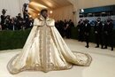 Lil Nas X con una capa de Versace en la MET Gala 2021