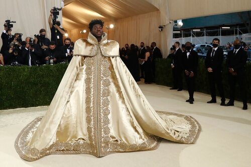 Lil Nas X con una capa de Versace en la MET Gala 2021