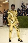 Lil Nas X con una armadura de Versace en la MET Gala 2021