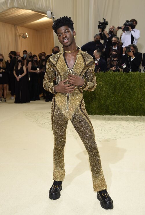 Lil Nas X con un body de Versace en la MET Gala 2021