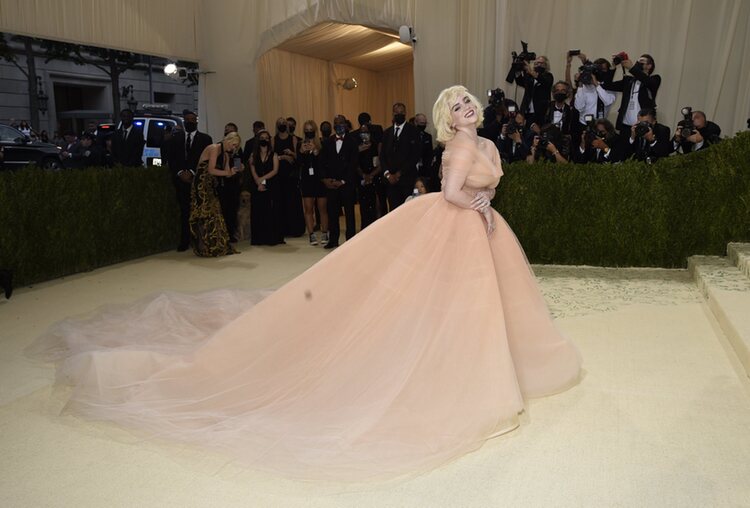 Billie Eilish de Oscar de la Renta en la MET Gala 2021