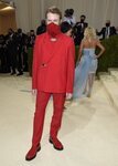 Finneas O'Connell de Givenchy y Cartier en la MET Gala 2021