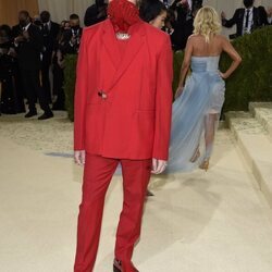 Finneas O'Connell de Givenchy y Cartier en la MET Gala 2021