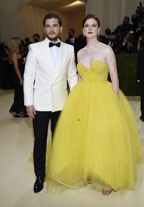 Kit Harington y Rose Leslie de Oscar de la Renta en la MET Gala 2021
