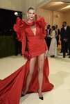 Karlie Kloss de Carolina Herrera en la Met Gala 2021