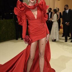 Karlie Kloss de Carolina Herrera en la Met Gala 2021