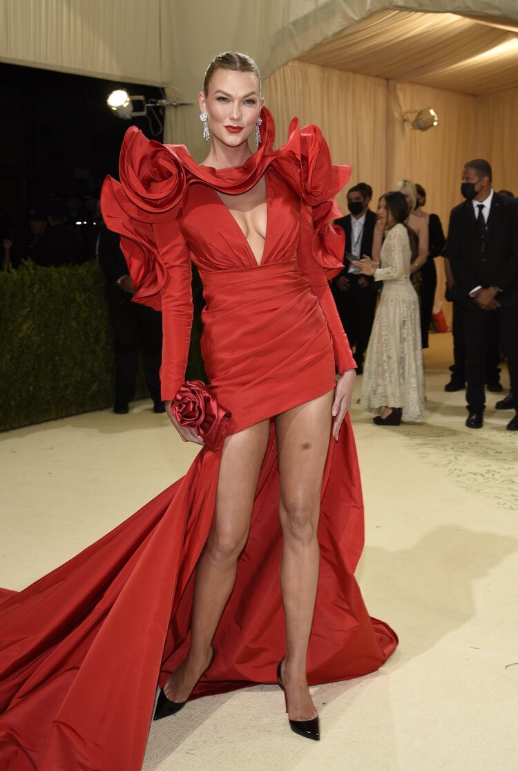 Karlie Kloss de Carolina Herrera en la Met Gala 2021