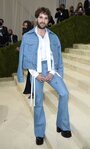 Ben Platt con un look hippie en la MET Gala 2021