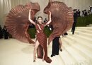 Valentina Sampaio de Iris van Herpen en la MET Gala 2021