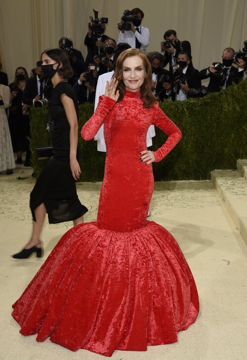 Isabelle Huppert de Balenciaga en la MET Gala 2021