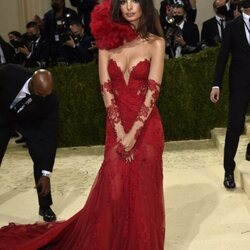 Emily Ratajkowski de Vera Wang en la MET Gala 2021