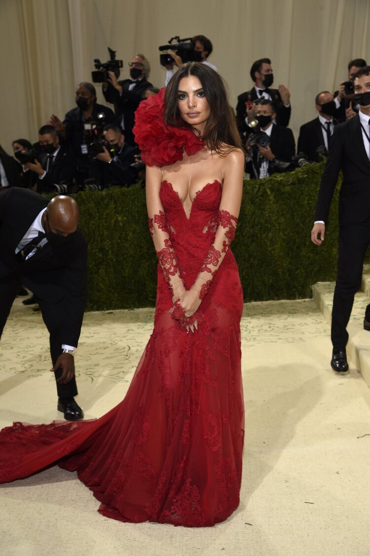 Emily Ratajkowski de Vera Wang en la MET Gala 2021