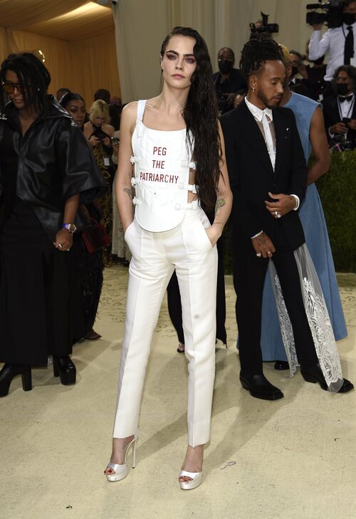 Cara Delevingne de Dior en la MET Gala 2021