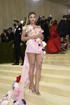 Lili Reinhart de Christian Siriano en la MET Gala 2021