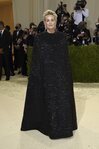 Sharon Stone de Thom Browne en la MET Gala 2021