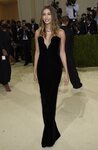 Hailey Bieber de Yves Saint Laurent en la MET Gala 2021