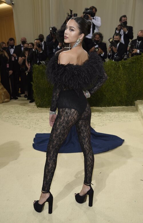 Olivia Rodrigo de Yves Saint Laurent en la MET Gala 2021
