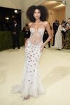 Imaan Hammam de Versace en la MET Gala 2021