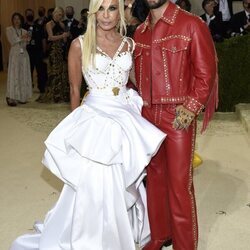 Donatella Versace y Maluma de Versace en la MET Gala 2021