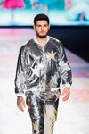 Omar Montes con un chándal metalizado desfilando para Ágatha Ruiz de la Prada en la MBFW de Madrid