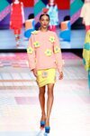Conjunto de sudadera y falda de flores de la colección primavera/verano 2022 de Ágatha Ruiz de la Prada