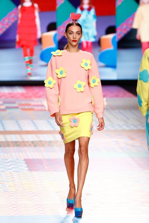 Conjunto de sudadera y falda de flores de la colección primavera/verano 2022 de Ágatha Ruiz de la Prada