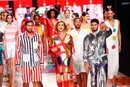 Ágatha Ruiz de la Prada junto a Omar Montes y Gianmarco en su desfile primavera/verano 2022