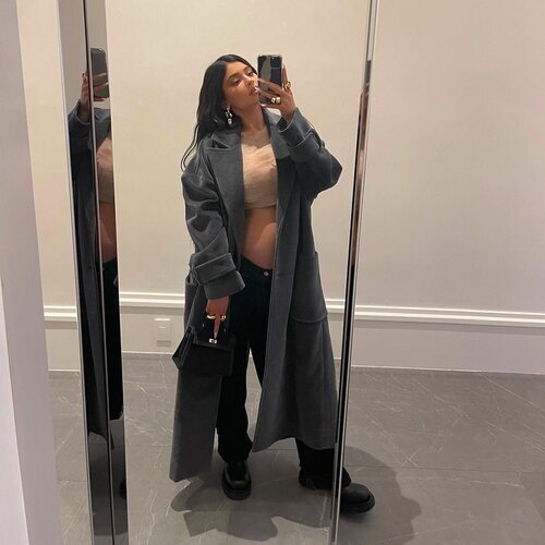 Kylie Jenner con un look casual con jeans y abrigo durante su segundo embarazo