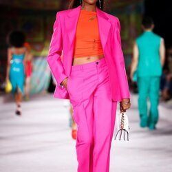 Naomi Campbell con un conjunto color block en el desfile primavera/verano 2022 de Versace
