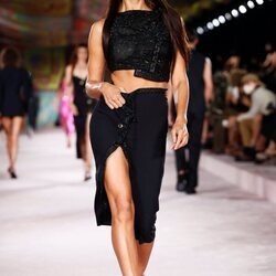 Irina Shayk con un conjunto negro con brillos en el desfile primavera/verano 2022 de Versace