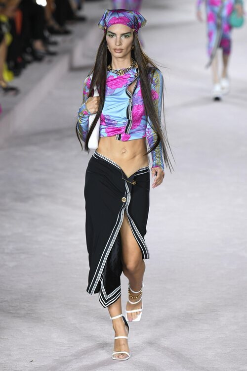 Emily Ratajkowski en el desfile primavera/verano 2022 de Versace