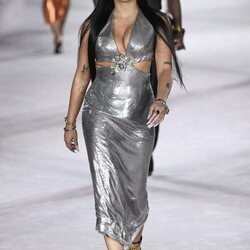 Lourdes Leon con un vestido plateado en el desfile primavera/verano 2022 de Versace