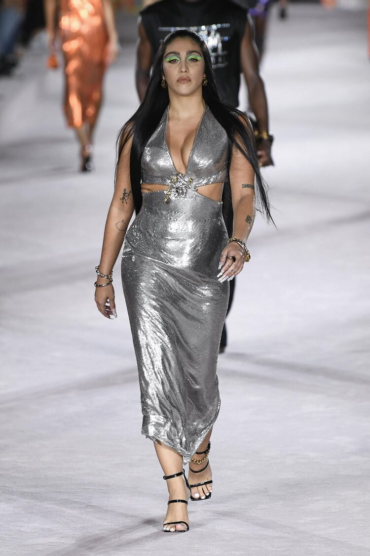 Lourdes Leon con un vestido plateado en el desfile primavera/verano 2022 de Versace