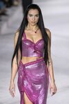 Dua Lipa con un vestido rosa en el desfile primavera/verano 2022 de Versace