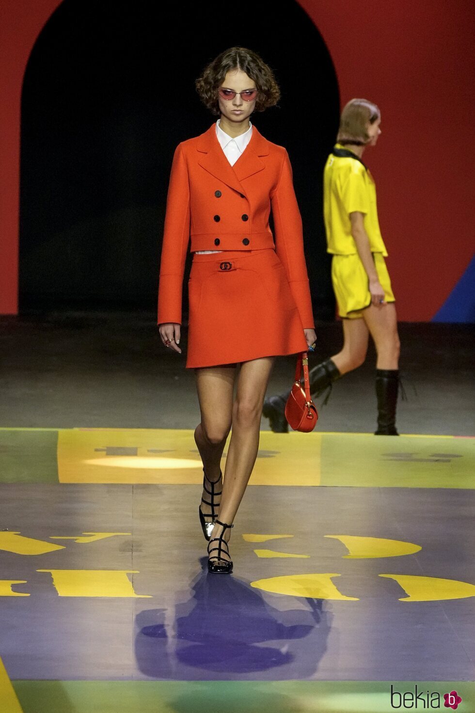 Modelo durante el desfile primavera/verano 2022 de Dior