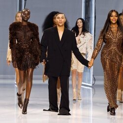 Olivier Rousteing y las supermodelos tras el desfile de 10 años al frente de Balmain
