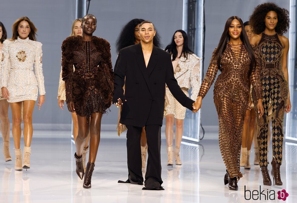 Olivier Rousteing y las supermodelos tras el desfile de 10 años al frente de Balmain
