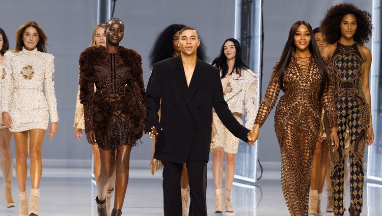 Olivier Rousteing y las supermodelos tras el desfile de 10 años al frente de Balmain