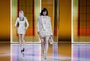 Milla Jovovich en el desfile primavera/verano 2022 de Balmain