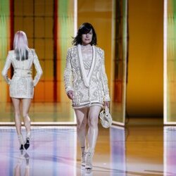 Milla Jovovich en el desfile primavera/verano 2022 de Balmain