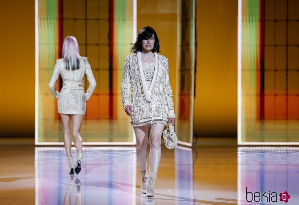 Milla Jovovich en el desfile primavera/verano 2022 de Balmain