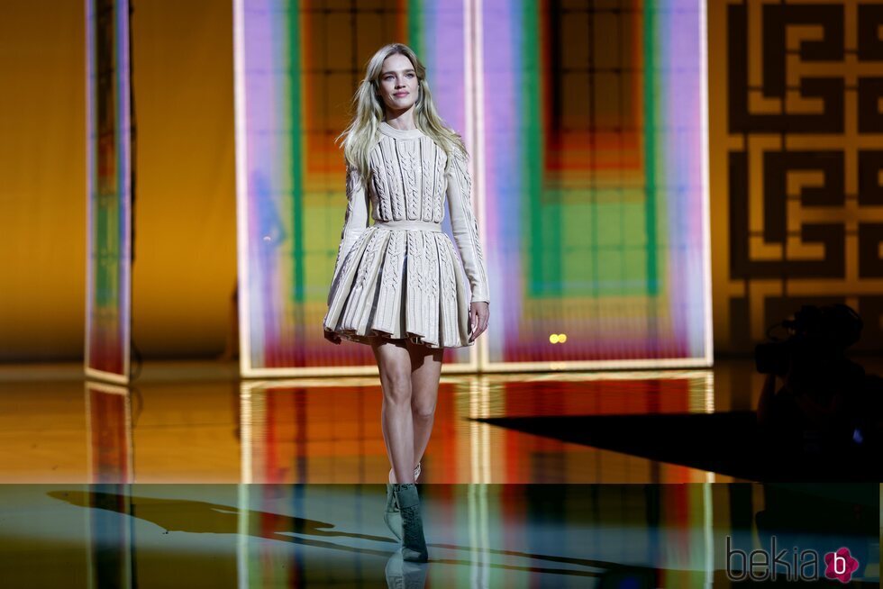 Natalia Vodianova en el desfile primavera/verano 2022 de Balmain