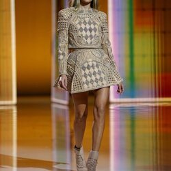 Natasha Poly en el desfile primavera/verano 2022 de Balmain