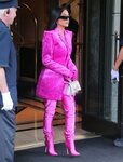 Kim Kardashian con total look rosa fucsia de Balenciaga en Nueva York