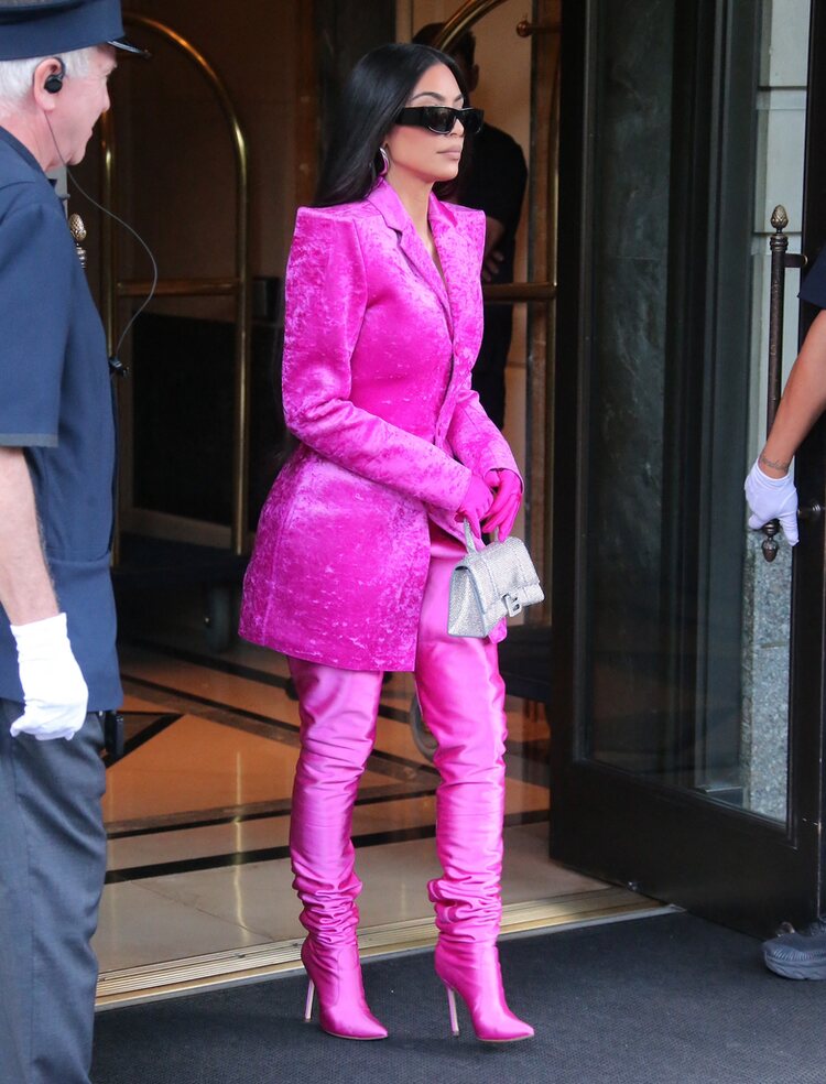 Kim Kardashian con total look rosa fucsia de Balenciaga en Nueva York